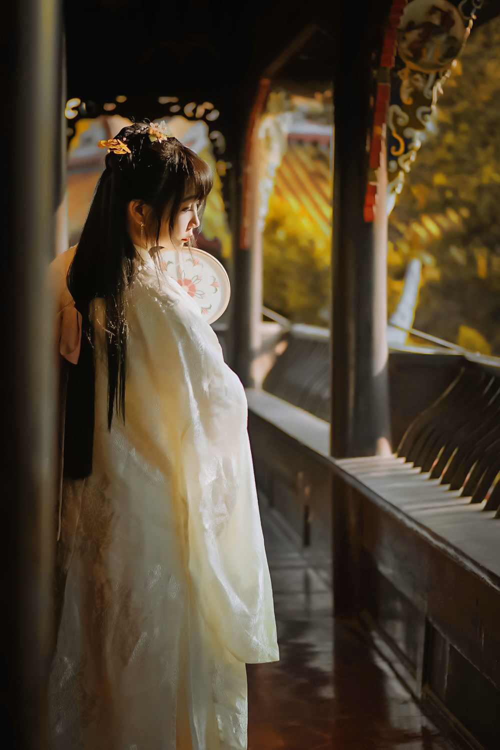 汉服私影  青山绿水，白草红叶黄花