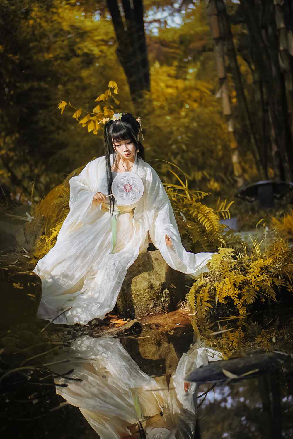 汉服私影  青山绿水，白草红叶黄花