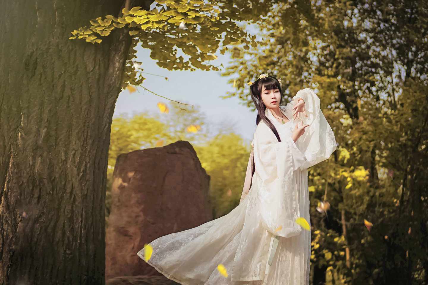 汉服私影  青山绿水，白草红叶黄花