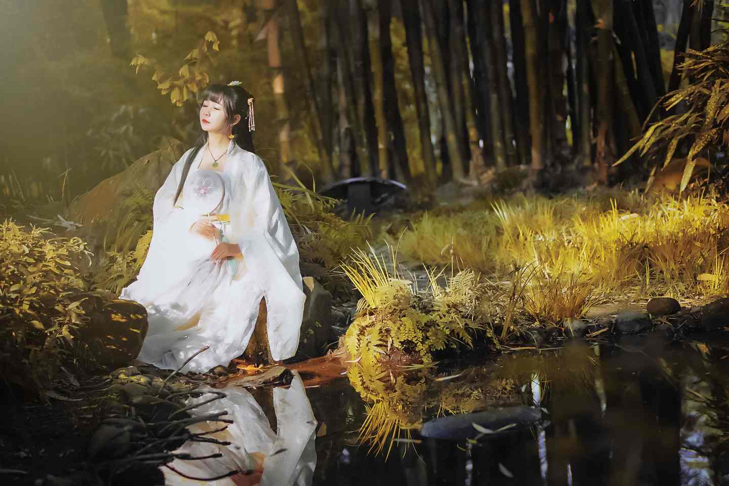 汉服私影  青山绿水，白草红叶黄花