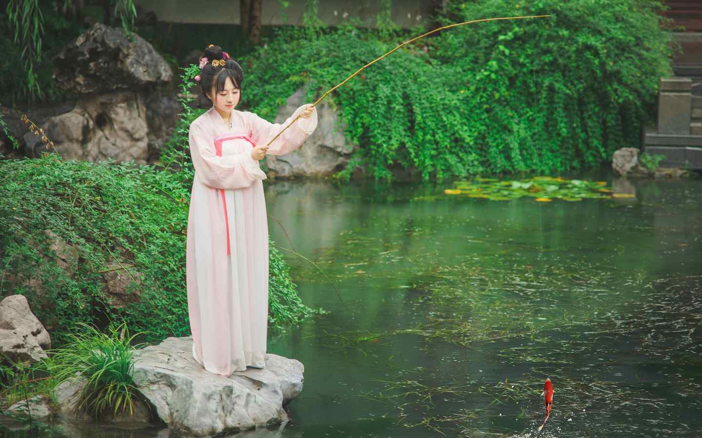 汉服 六月雅事 池亭赏鱼