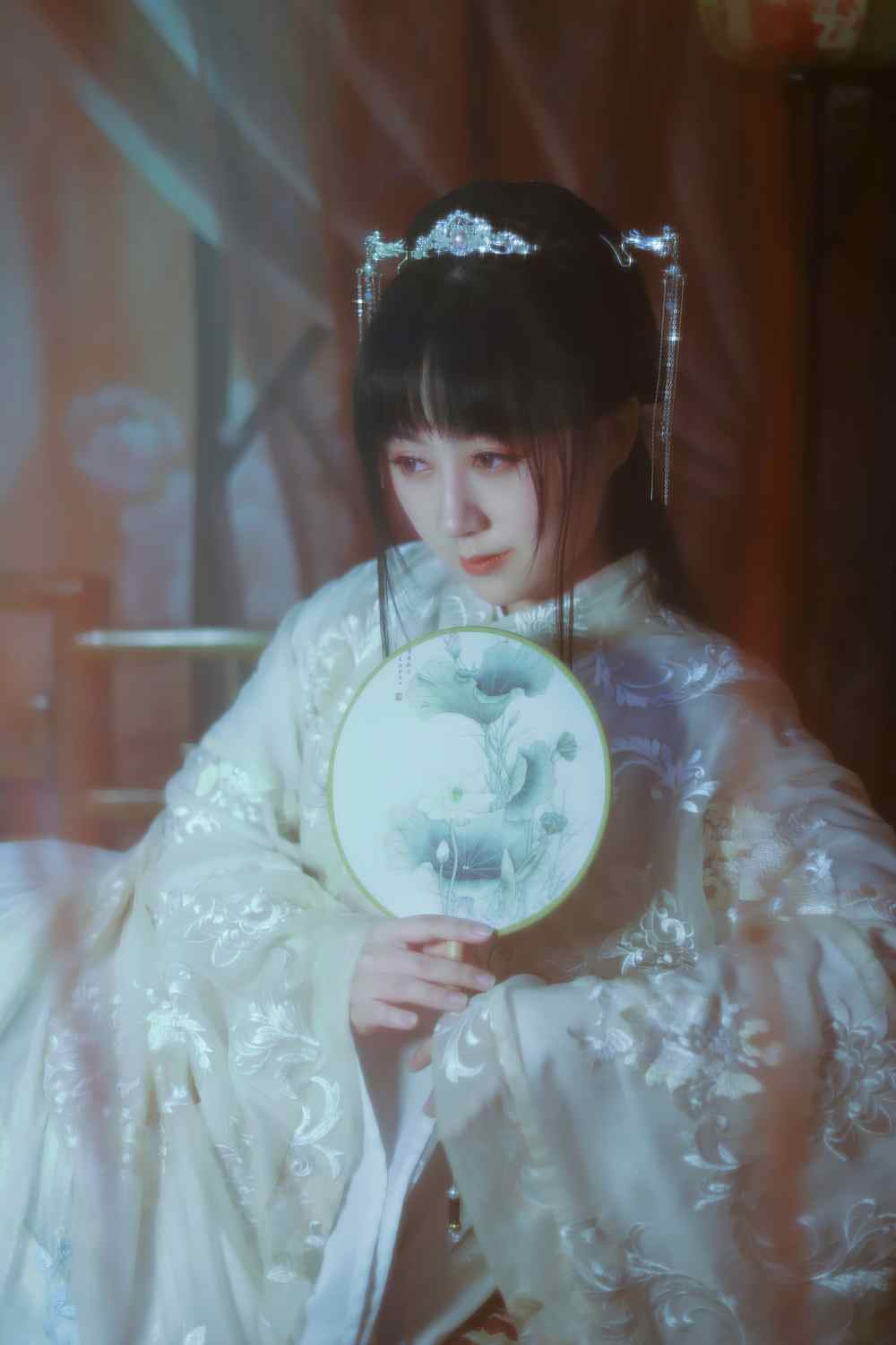 汉服 对镜贴花黄