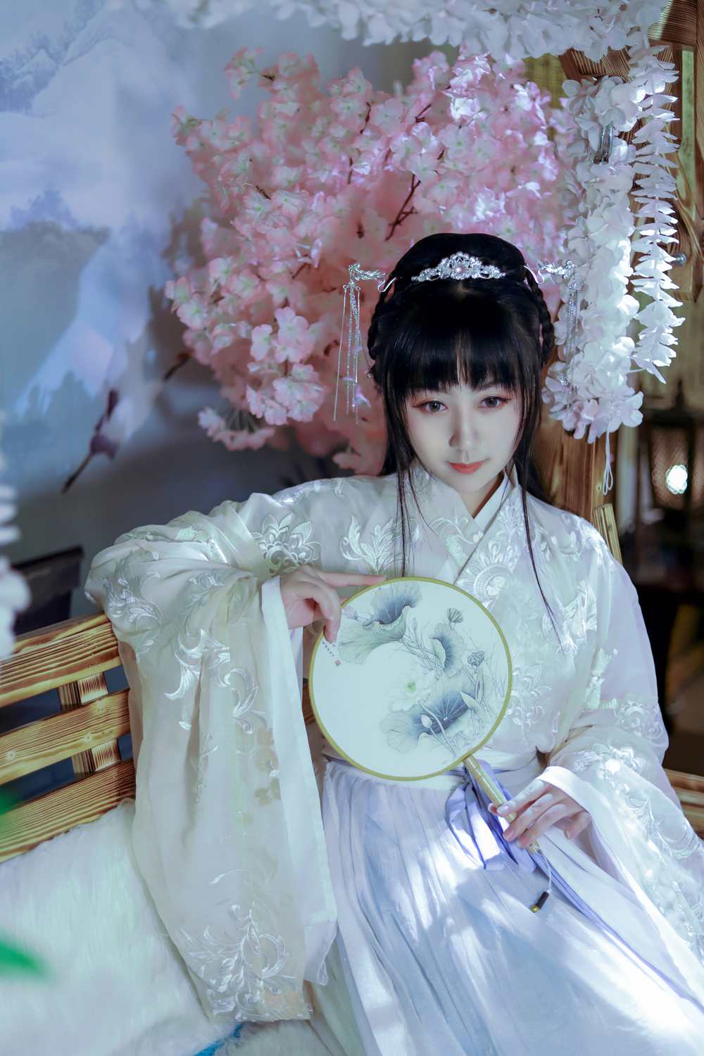 汉服 对镜贴花黄