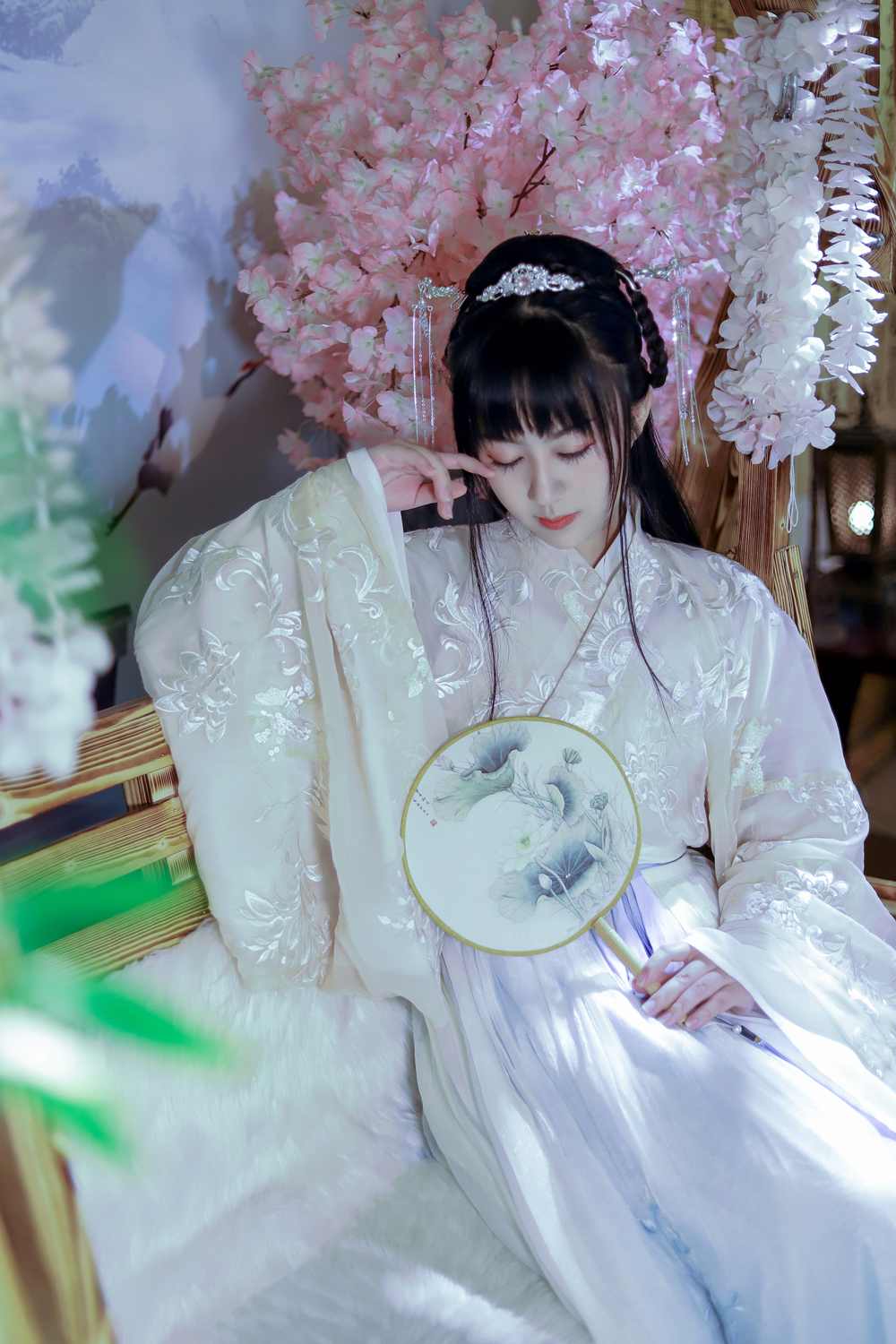 汉服 对镜贴花黄