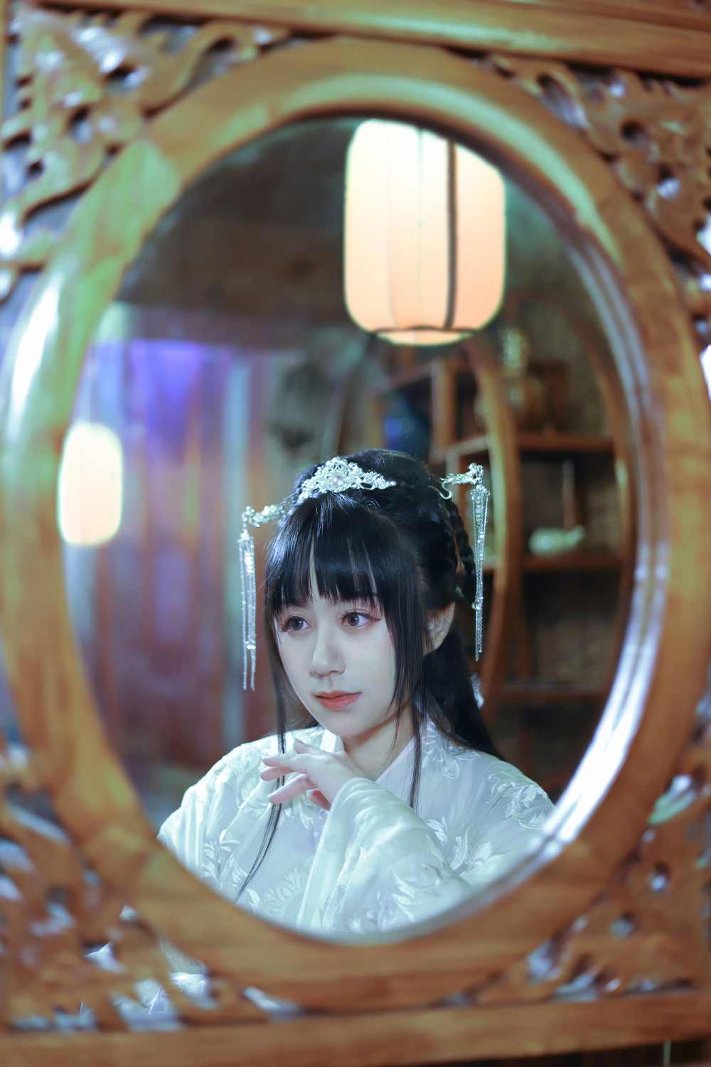 汉服 对镜贴花黄