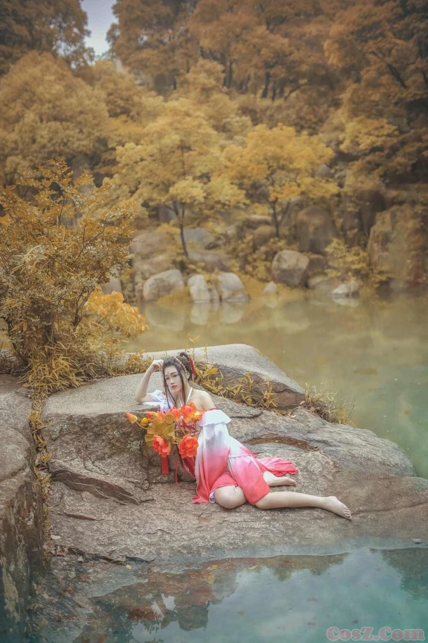 七堇快来看啊沙滩上有一只小锦鲤呀！