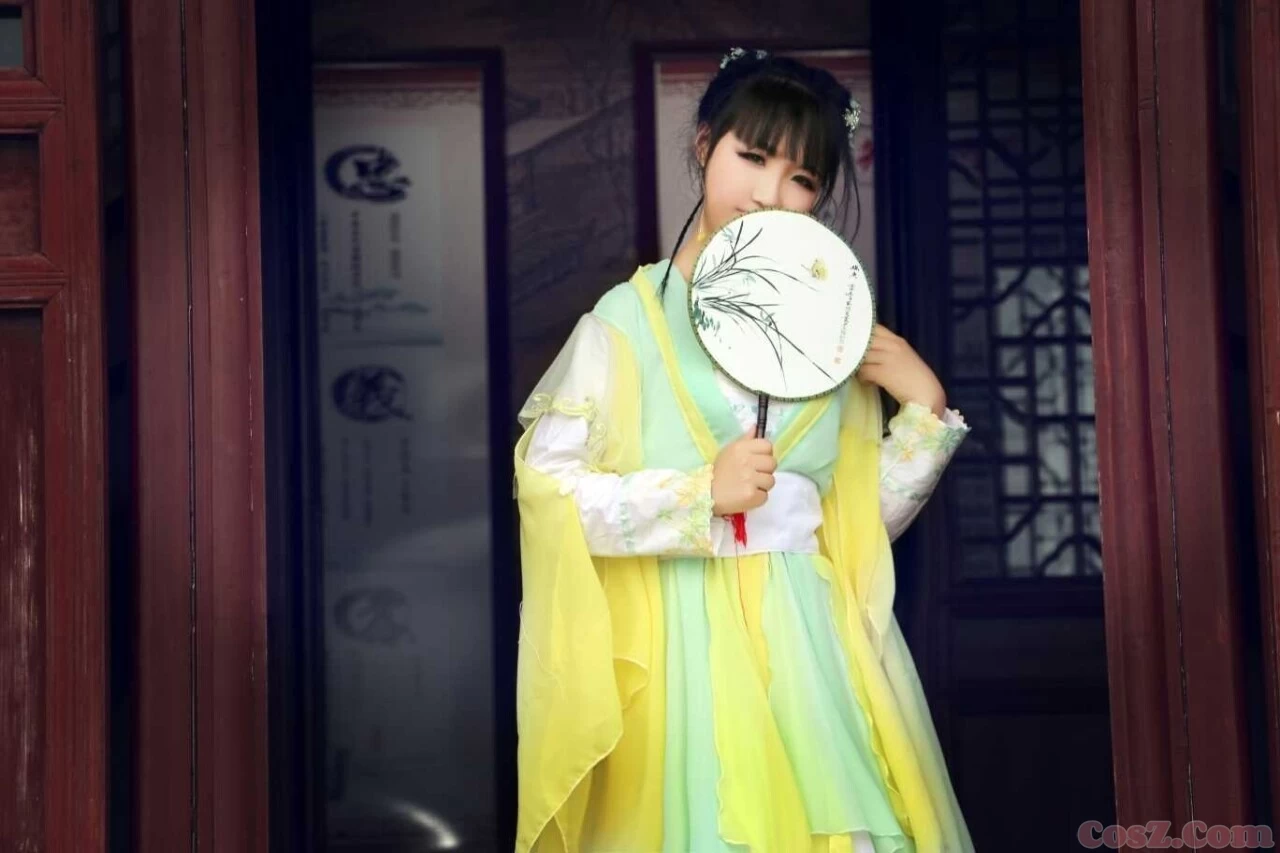 虽然很有江南烟雨风但是铁路上穿丝袜这是怎么回事