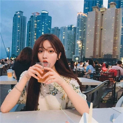 颜值很高气质非常仙气的女生头像，她的微笑是那样的温暖