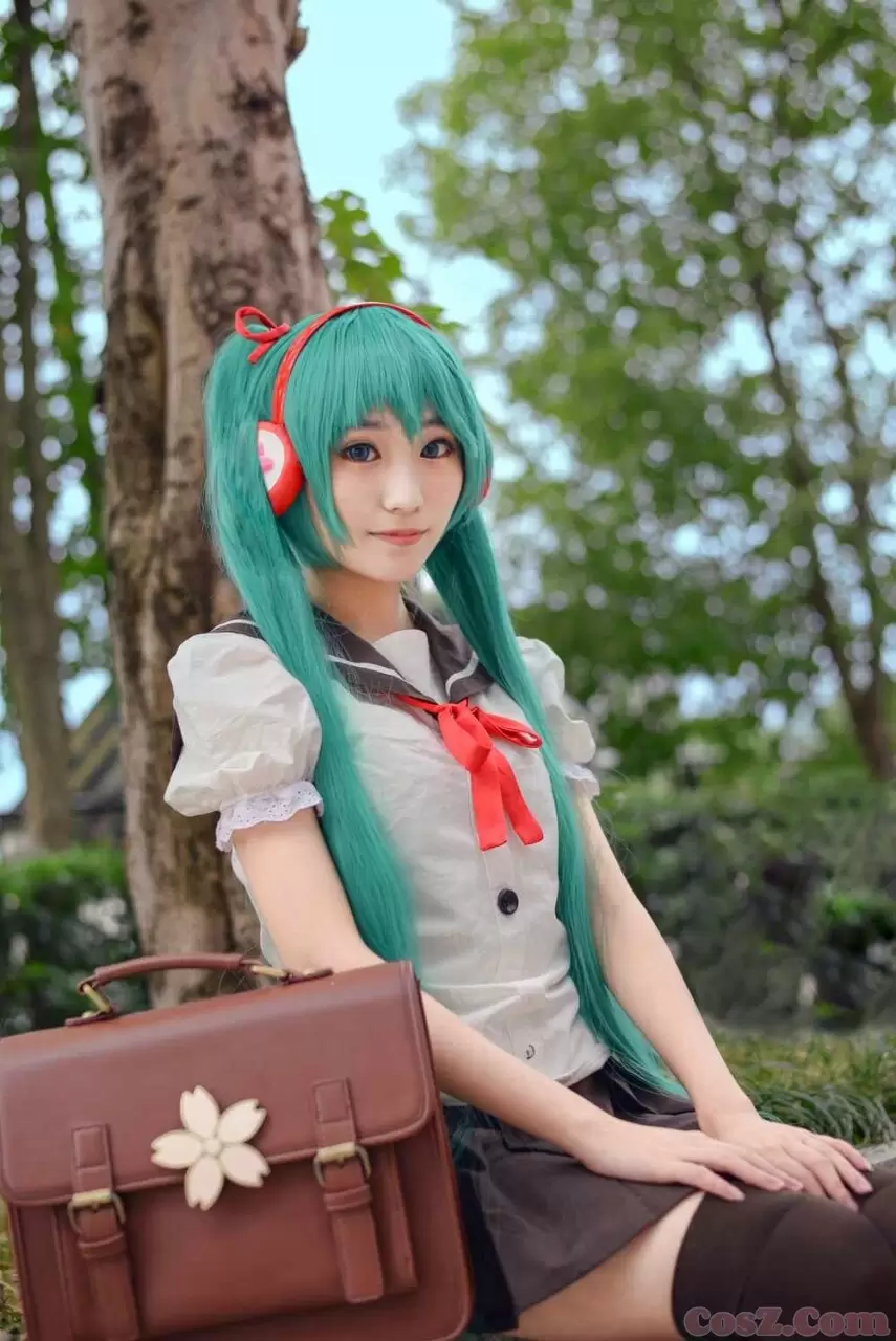 《C站·第200期》初音miku学生装但是耳机子怎么是泡沫的!