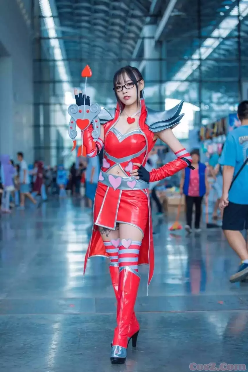 《C站·第139期》眼镜御姐身穿战斗服看到大腿上的伤疤了么