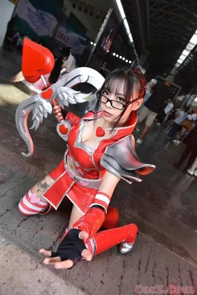 《C站·第139期》眼镜御姐身穿战斗服看到大腿上的伤疤了么