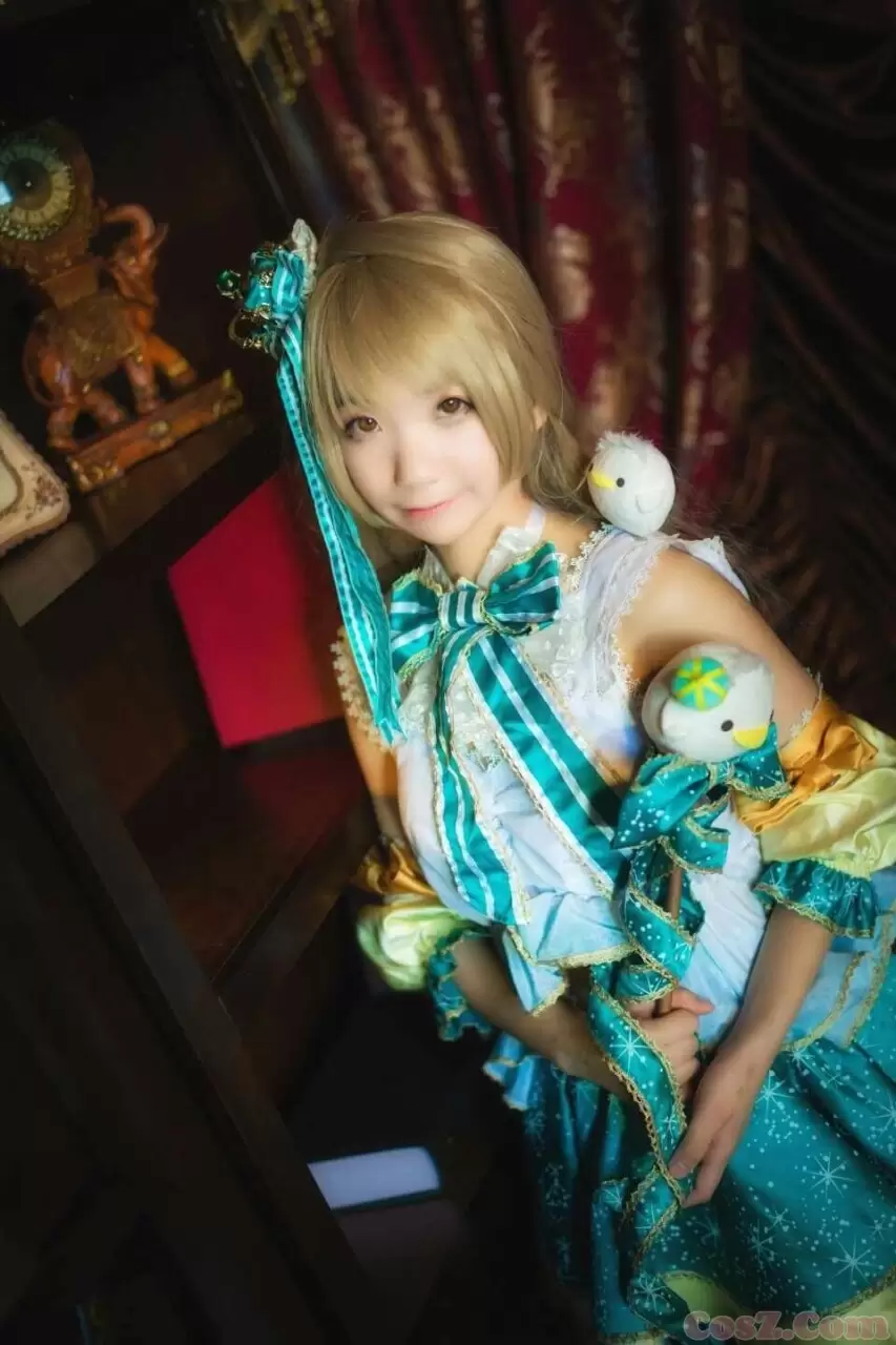 《C站·第17期》高贵的血统皇宫中的小公主来临！这种彩色丝袜很欧美风！