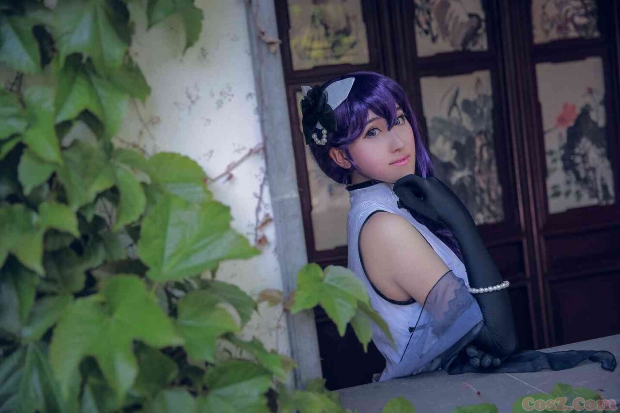 民国时期大户的九姨太穿着这种旗袍配上黑高跟