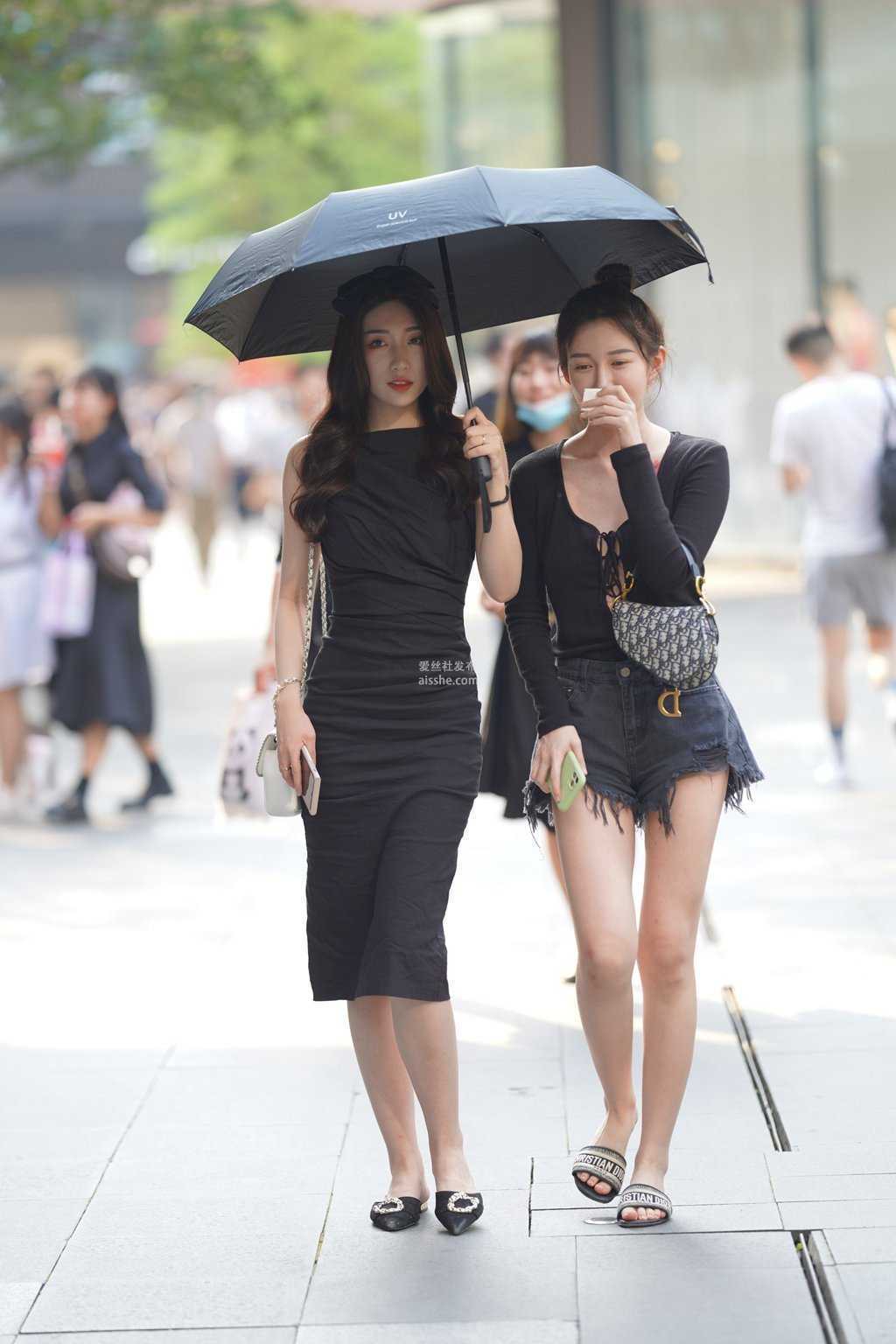 精选街拍作品 NO.1423 打着伞的两个迷人少父2-美图