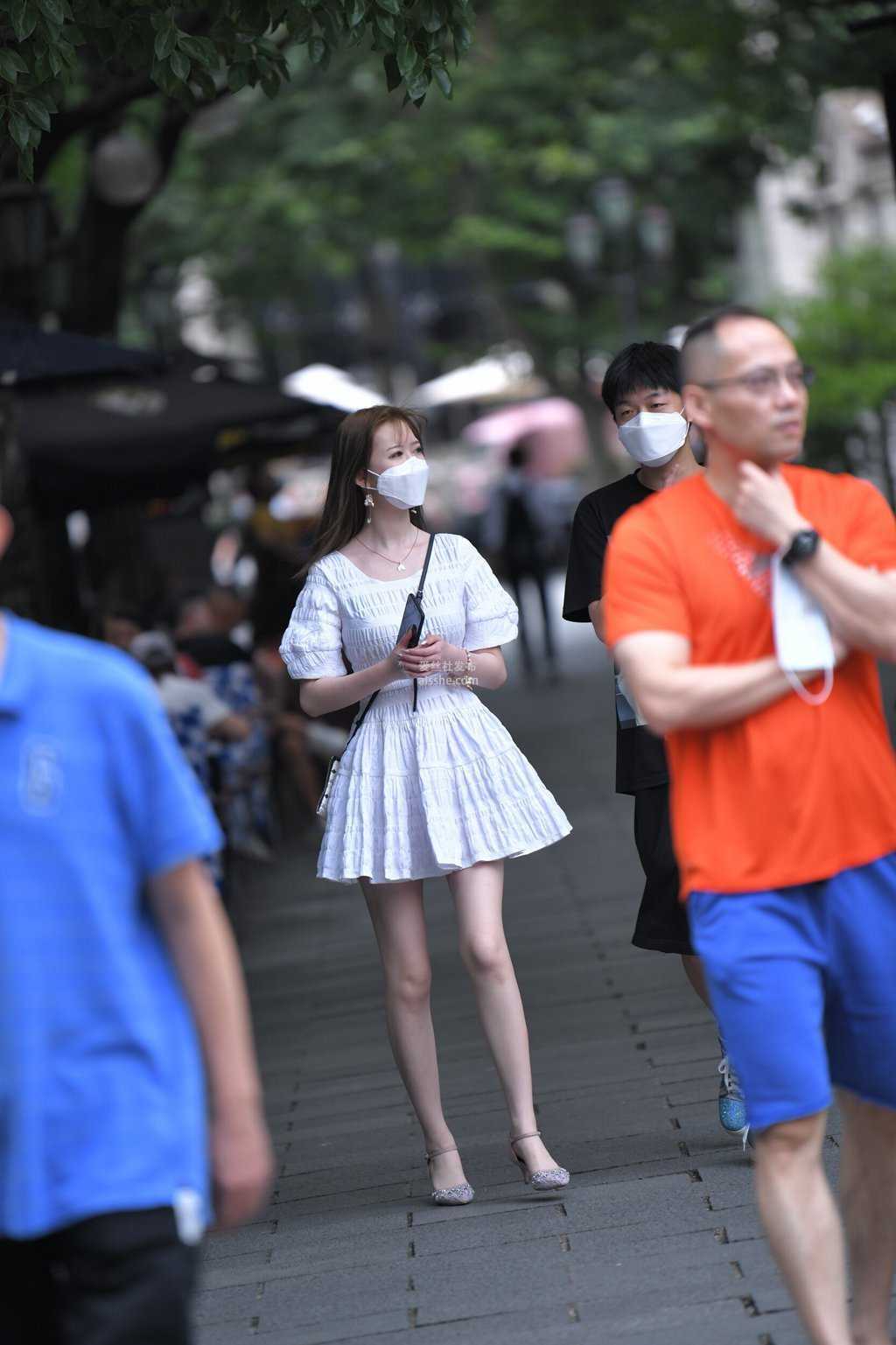 精选街拍作品 NO.1424 大长腿美女的小裙很姓感-美图