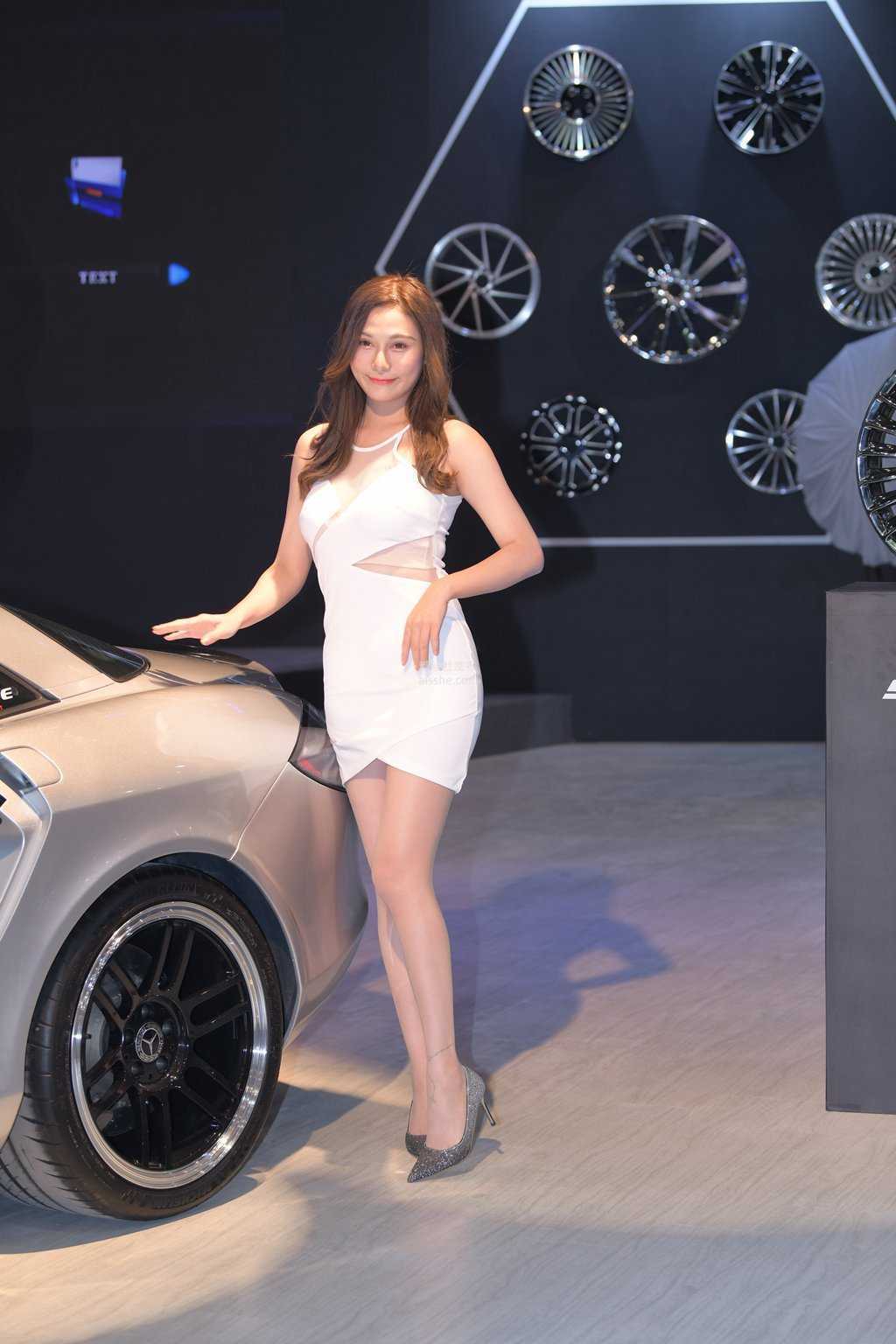 精选街拍作品 NO.1427 漂亮的白色连体裙模特小姐姐-美图