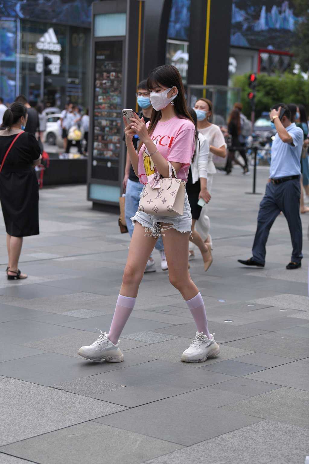 精选街拍作品 NO.1439 粉衣牛仔热裤小姐姐1-美图