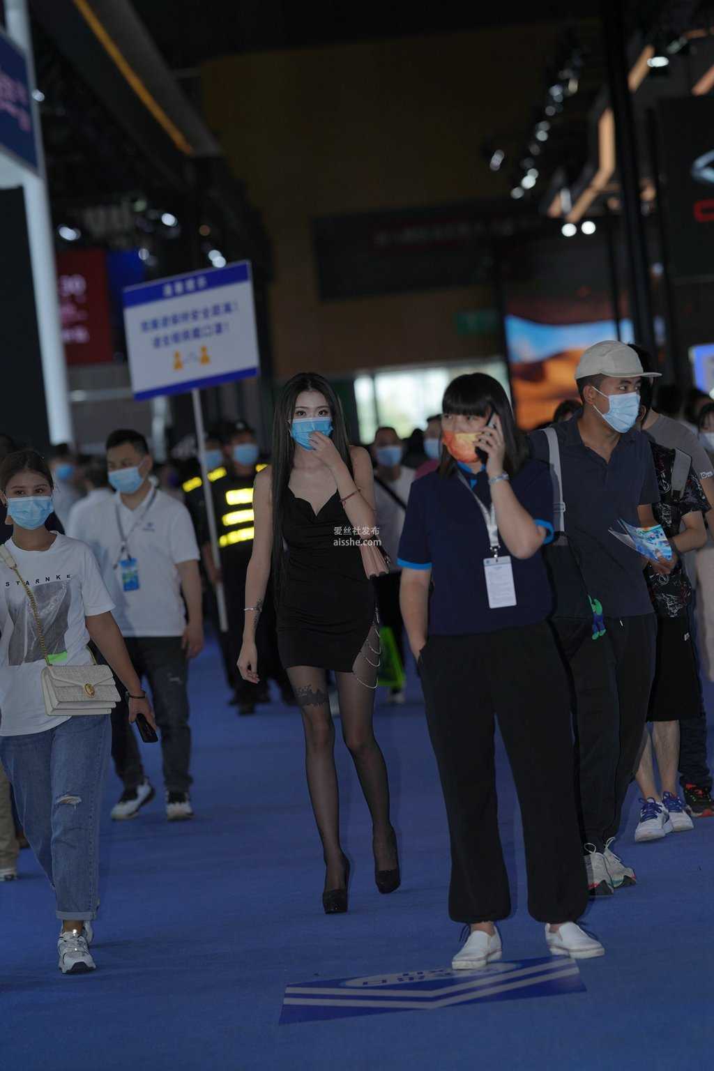 精选街拍作品 NO.1443 嘿丝长腿逛车展1-美图