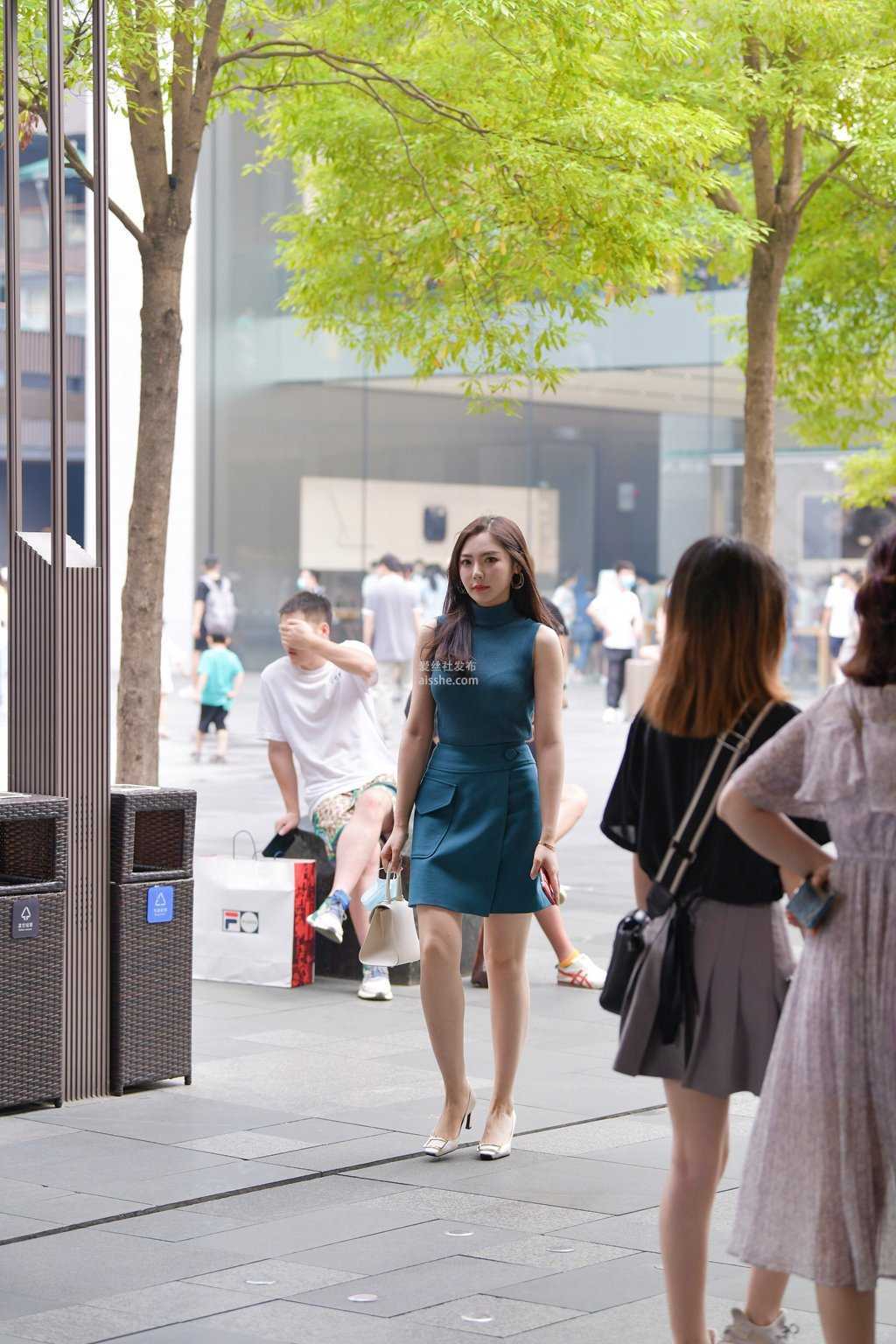 精选街拍作品 NO.1446 很自信的气质小姐姐-美图