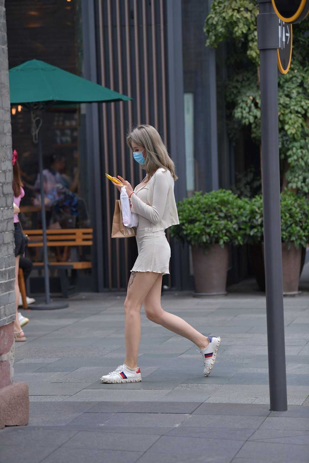 精选街拍作品 NO.1457 瘦瘦的小姐姐-美图