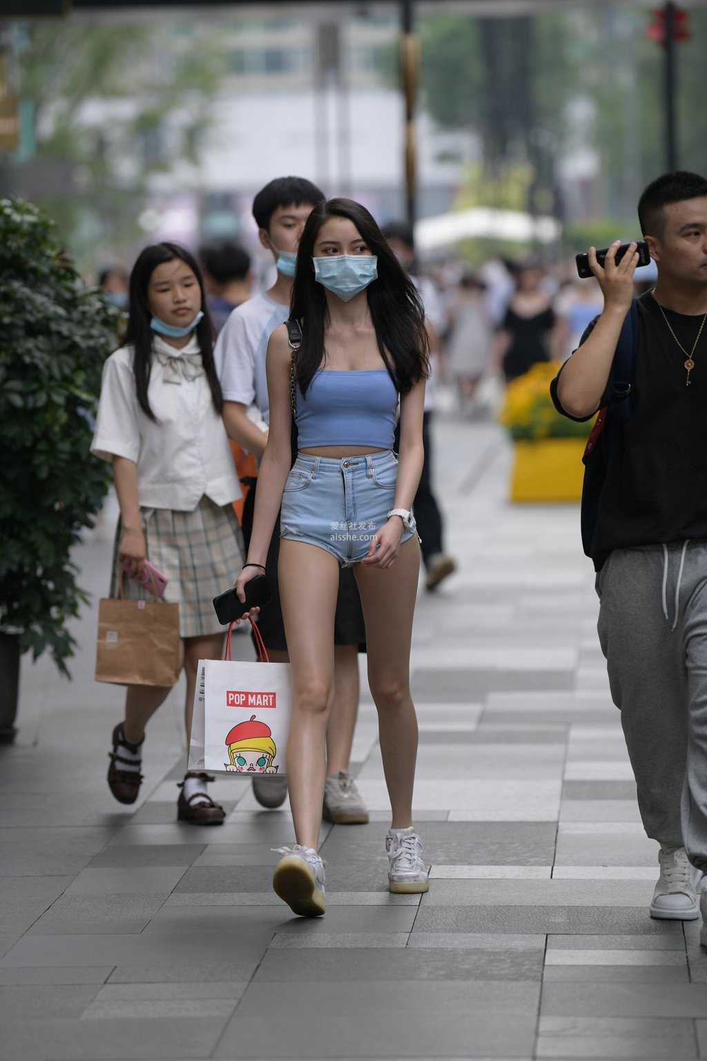 精选街拍作品 NO.1456 身材超级苗条的小纸妹-美图