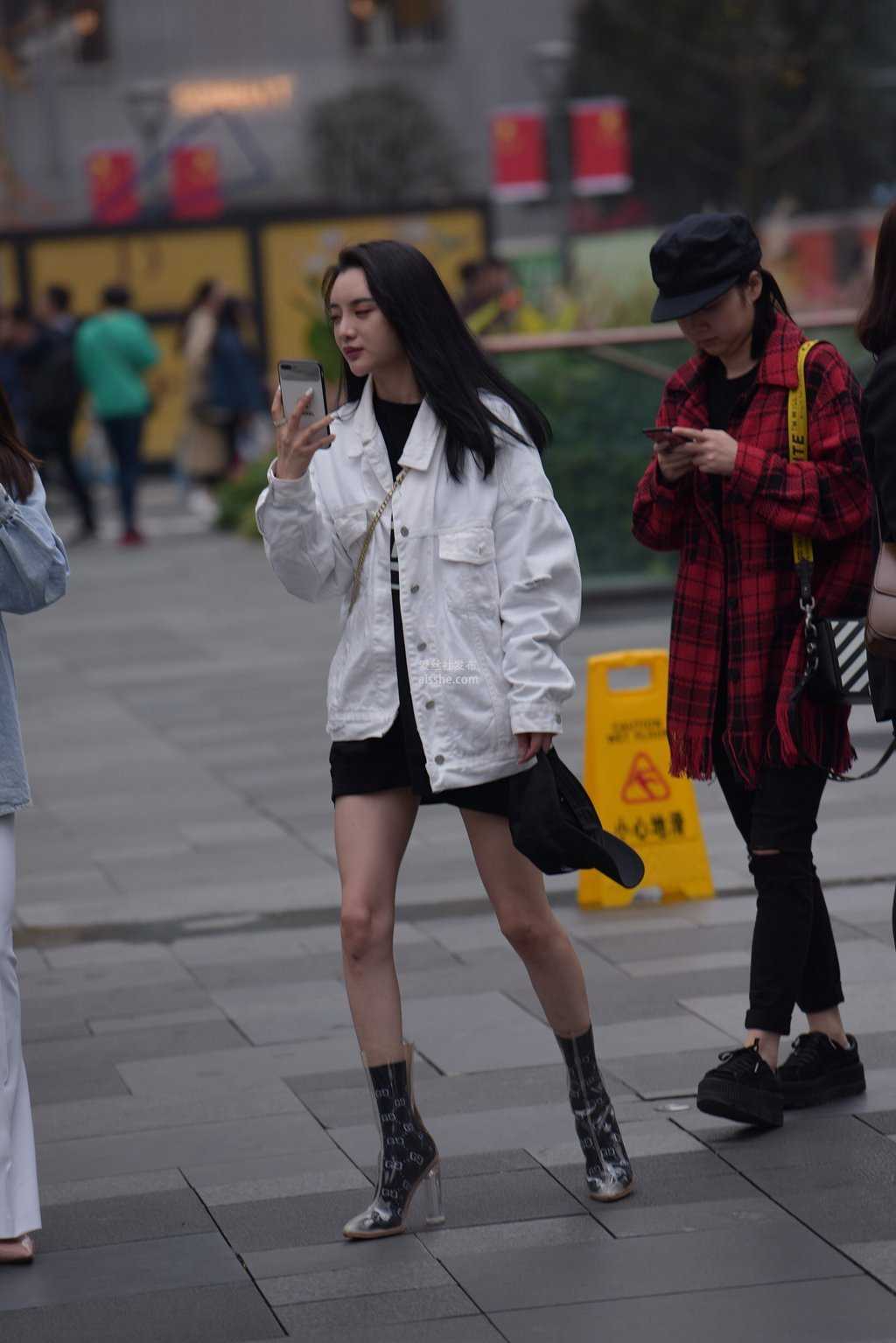 精选街拍作品 NO.1470 漂亮的长腿小姐姐-美图