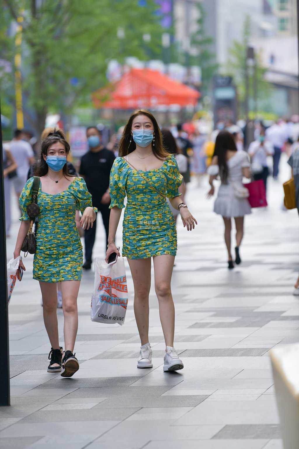 精选街拍作品 NO.1473 绿色连体花裙小姐姐-美图