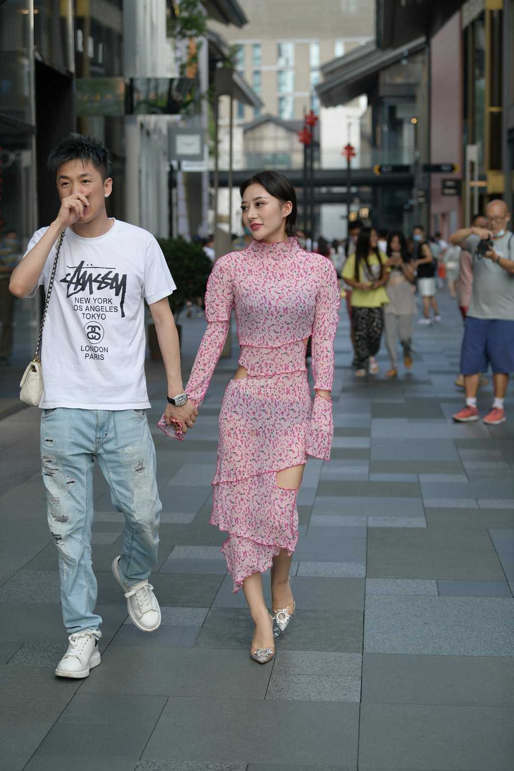 精选街拍作品 NO.1492 粉色长裙美女-美图