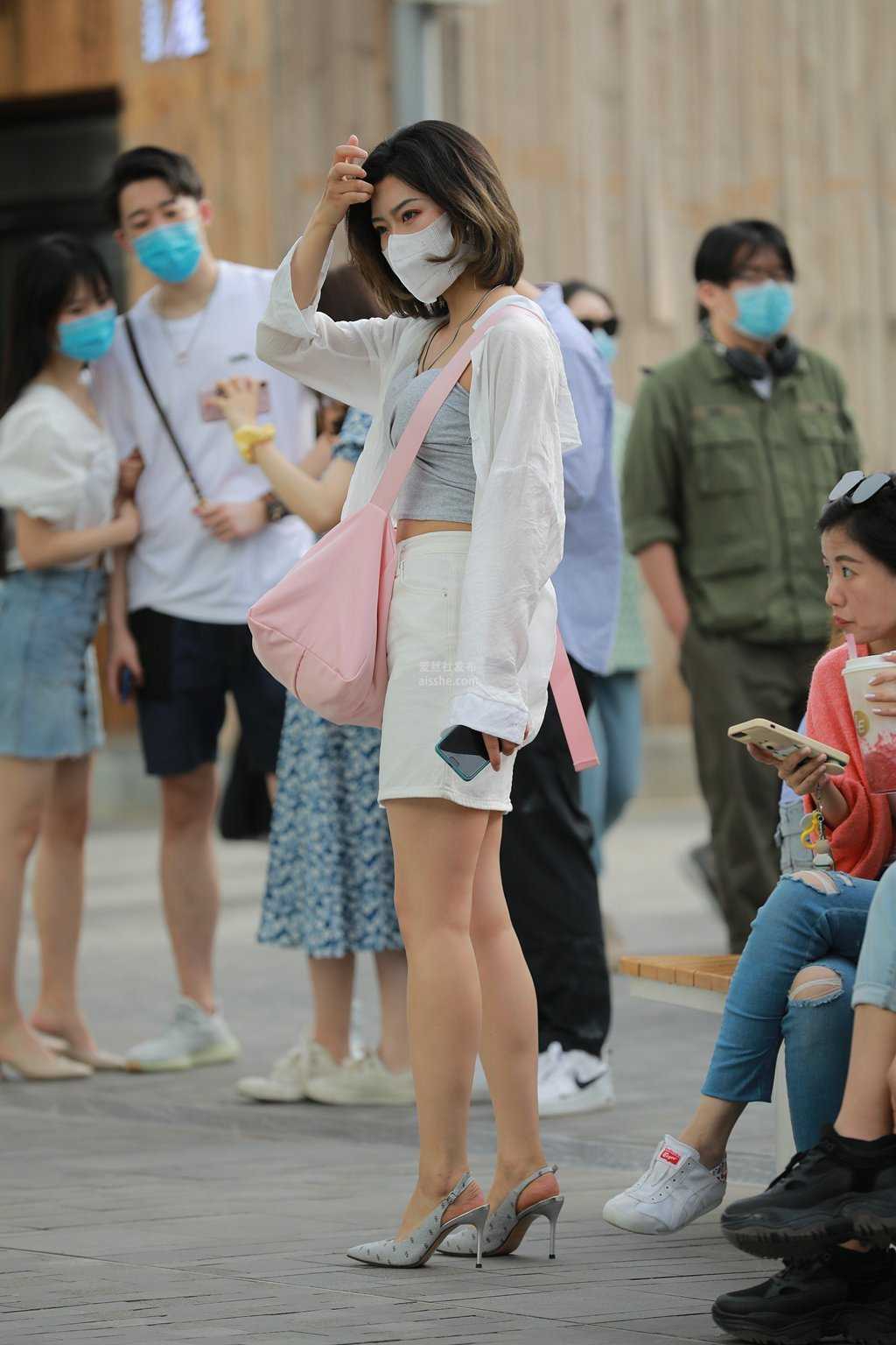 精选街拍作品 NO.1533 白色短裙光滑美腿-美图