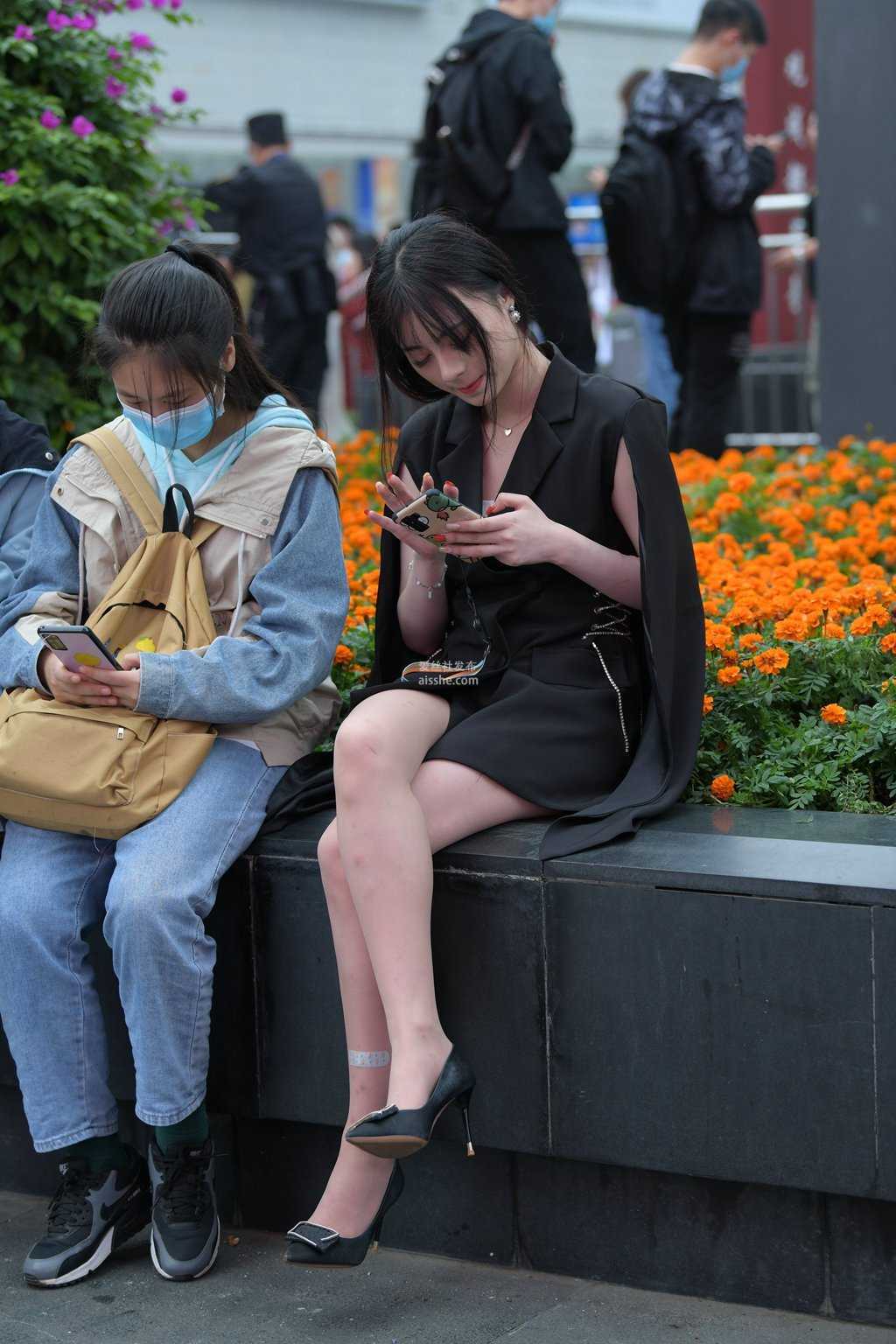 精选街拍作品 NO.1542 步行街中的美腿薄丝美女-美图