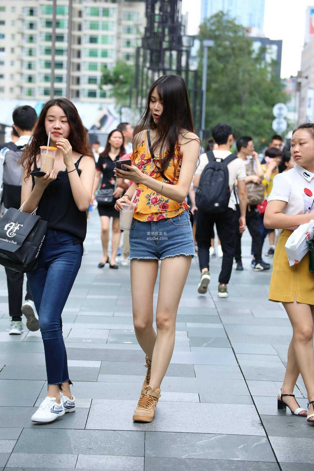 精选街拍作品 NO.1545 热裤大长腿的美眉-美图