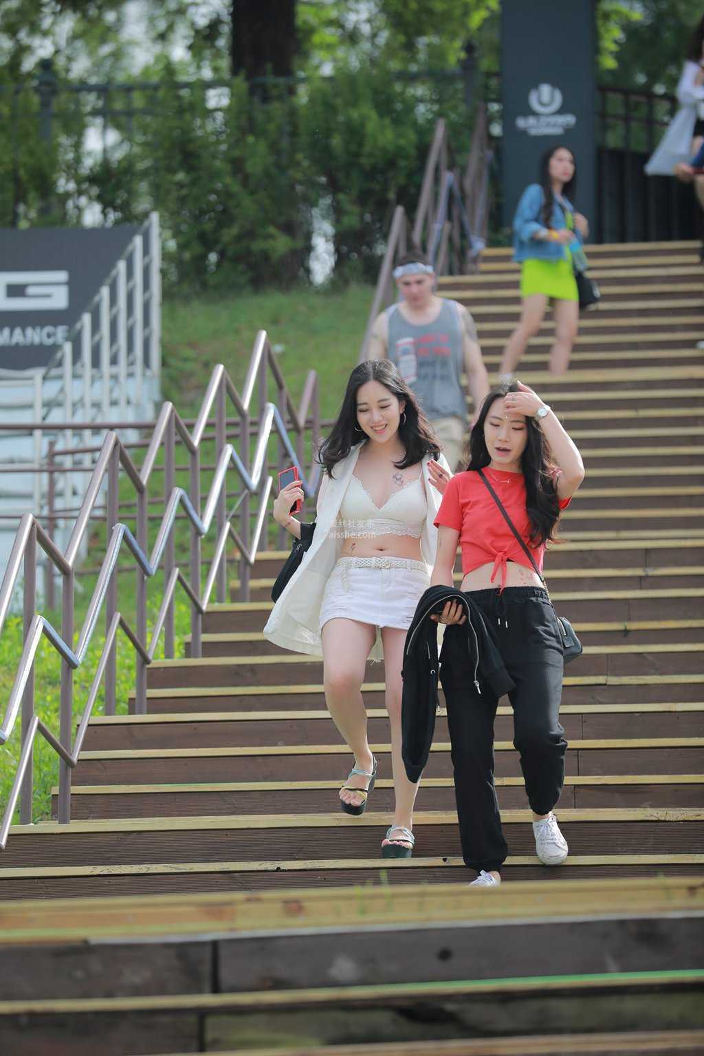 精选街拍作品 NO.1543 看着她就是一种享受-美图