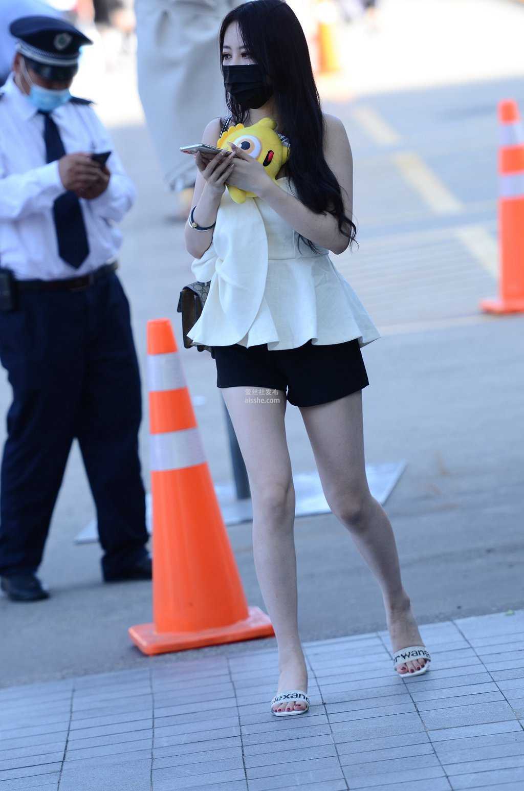 精选街拍作品 NO.1570 戴着黑色口罩的漂亮美女-美图