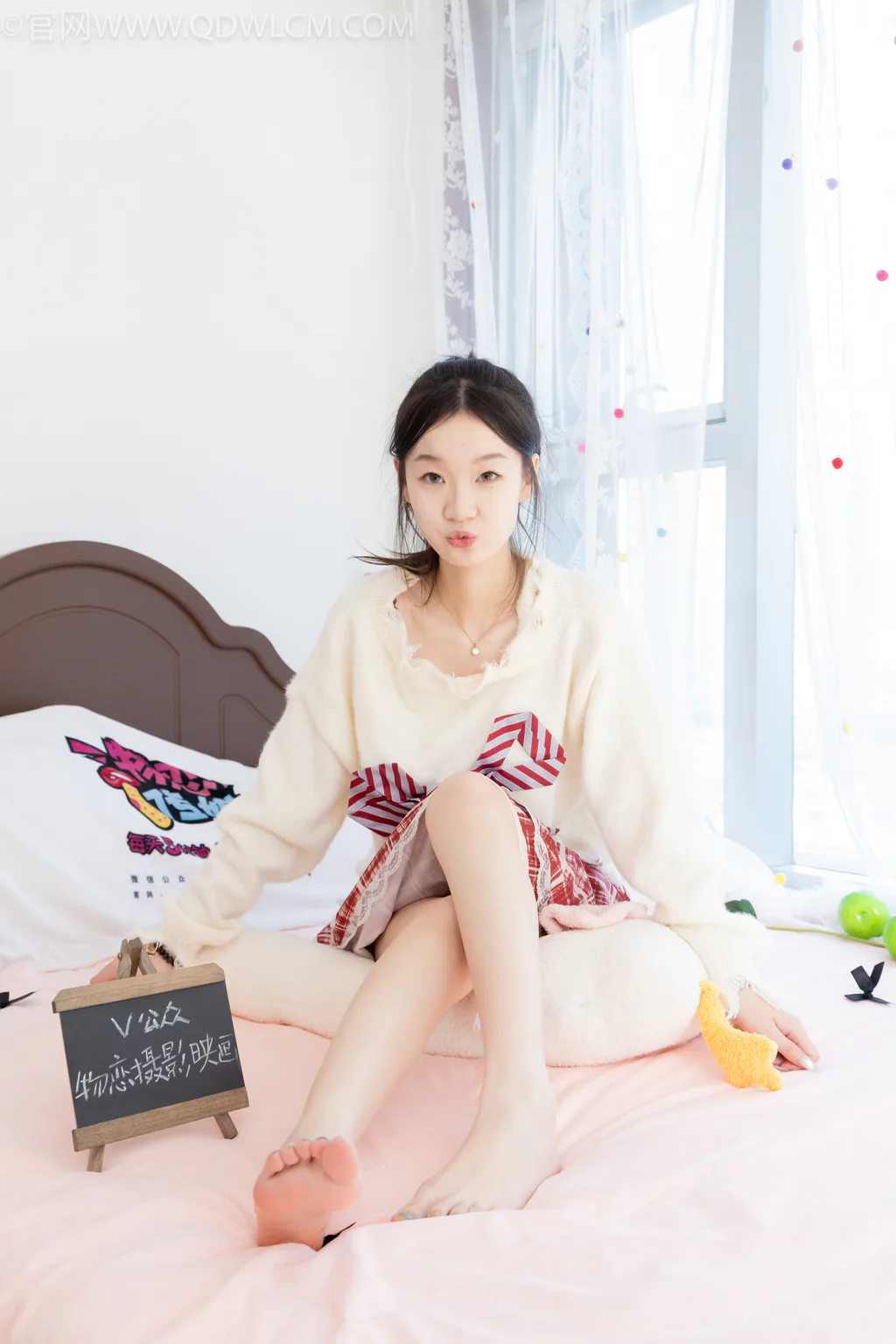 勿恋传媒 NO.2595 水密桃-板鞋、白棉袜、裸足[161P/1V/4.14GB]-美图