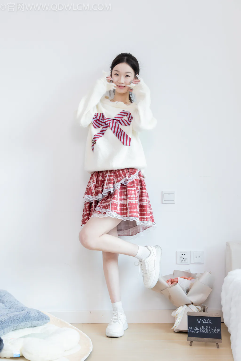 图片[2]-勿恋传媒 NO.2595 水密桃-板鞋、白棉袜、裸足[161P/1V/4.14GB]-美图