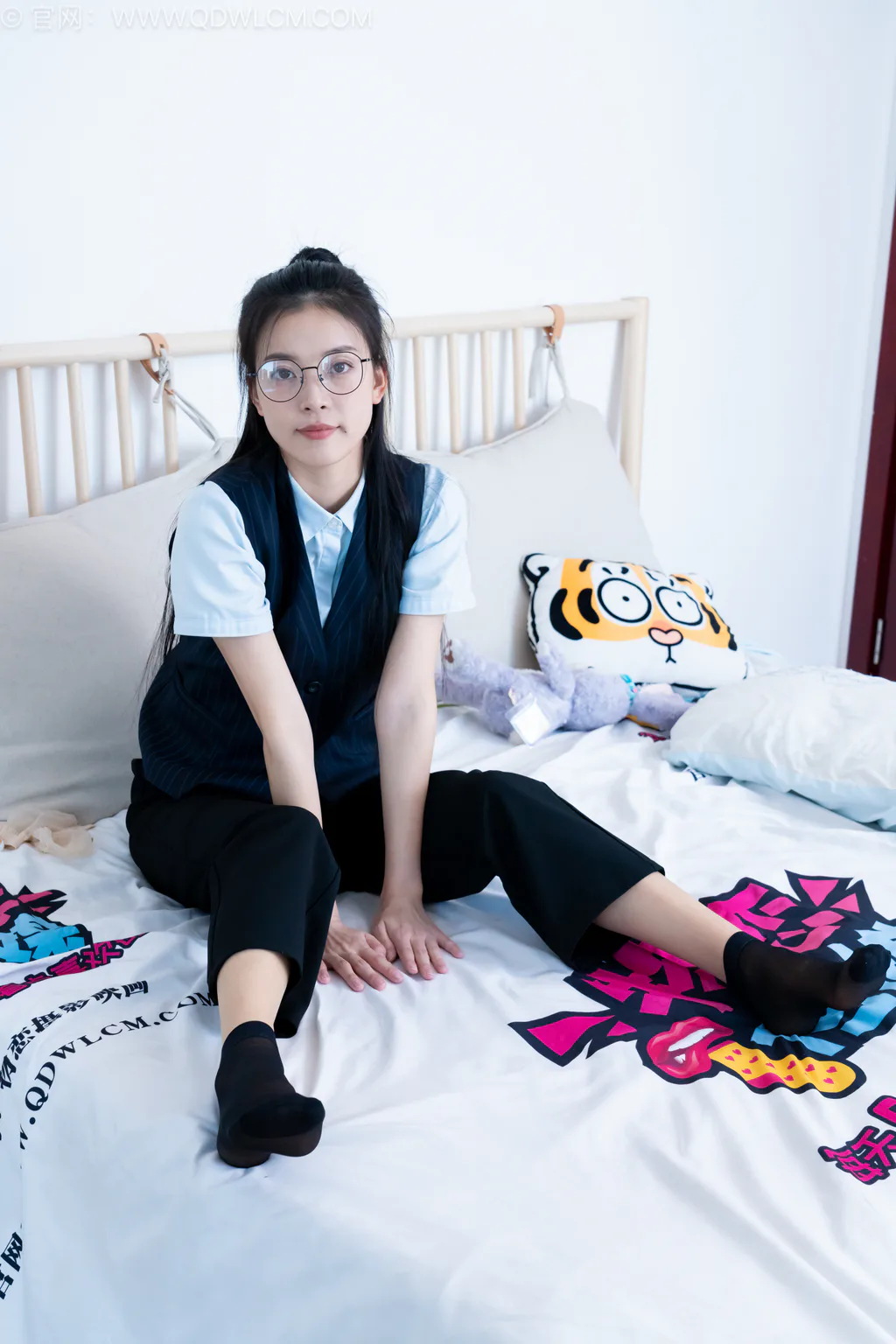 勿恋传媒 NO.2603 茯苓-平底鞋、短肉丝、短黑丝、薄肉丝、银行至服[230P/1V/8.42GB]-美图