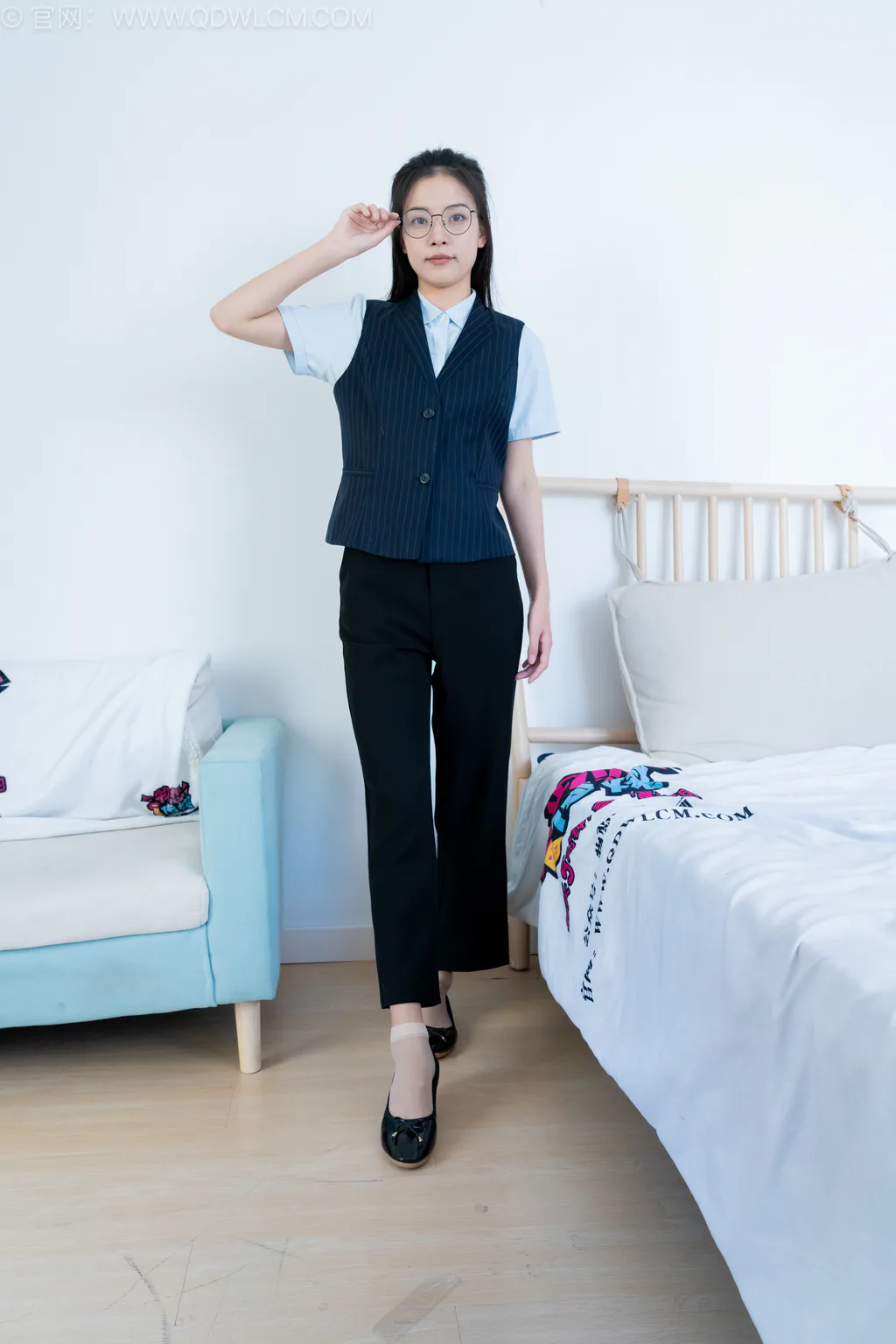 图片[2]-勿恋传媒 NO.2603 茯苓-平底鞋、短肉丝、短黑丝、薄肉丝、银行至服[230P/1V/8.42GB]-美图